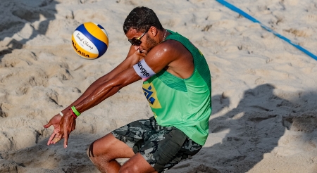 Arthur Mariano está na Suíça para participar de etapa do Circuito Mundial de Vôlei de Praia