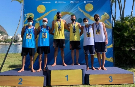 Cadu e Anthony são campeões invictos de etapa do Circuito Brasileiro Sub-19 de vôlei de praia