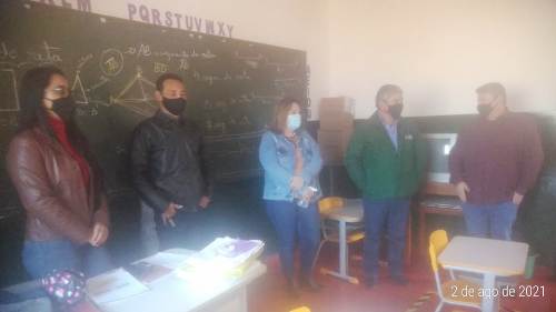 Prefeito Piti visita as escolas e dá boas vindas aos alunos