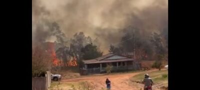 Assustador: Fogo ‘engole’ vegetação e assusta moradores em Bela Vista
