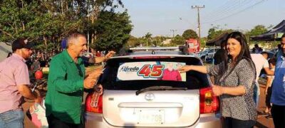 Sucesso de público na adesivagem de Alfredo e Denilson: mais de 200 motos e carros adesivados