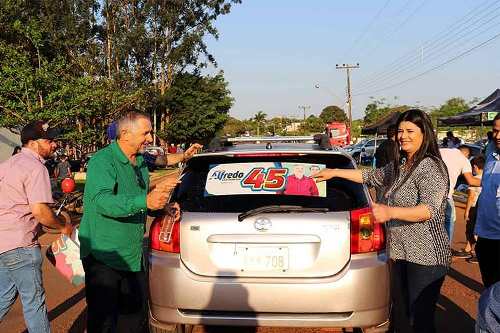 Sucesso de público na adesivagem de Alfredo e Denilson: mais de 200 motos e carros adesivados