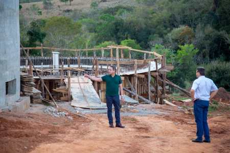 Em Sete Quedas, Coronel David visita Lar São Cristóvão e acompanha obra de tratamento de esgoto