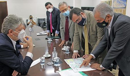 Reinaldo Azambuja discute avanços da rota bioceânica com embaixador do Paraguai