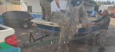PMA de Mundo Novo e Bela Vista fiscalizam 110 embarcações, 250 pescadores e apreendem 140 redes de pesca, 146 anzóis de galho, 10 espinhéis, com 200 anzóis, nos rios Paraná e Apa