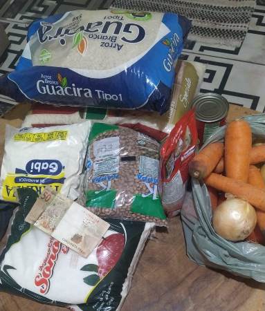 Moradora da Vila Canaã que fez apelo em rede social recebeu os alimentos arrecadados