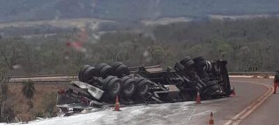 Caminhão sem freios tomba e fica pendurado em penhasco na BR-060 na serra de Nioaque