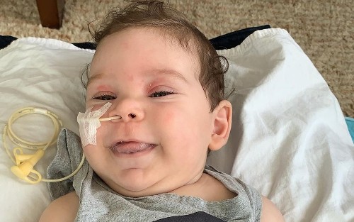 Família consegue dinheiro através de doações e compra remédio mais caro do mundo para bebê com atrofia muscular espinhal