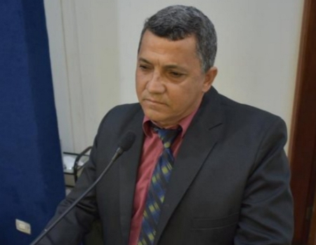 Vereador é cassado por compra de votos com 40 litros de gasolina