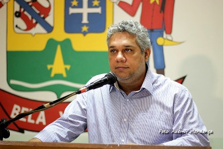 Marquinhos pede cascalhamento e patrolamento no Bairro Espírito Santo e troca de lâmpadas na Rua Almirante Barroso  