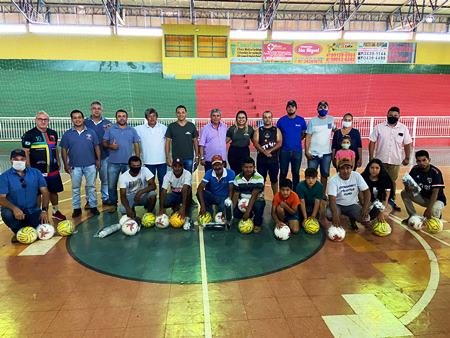 Bela Vista: Prefeito Piti entrega matérias esportivos aos representantes dos Bairros