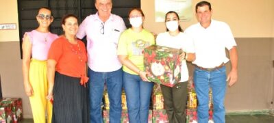 Prefeito Neco entrega cestas natalinas aos funcionários da saúde
