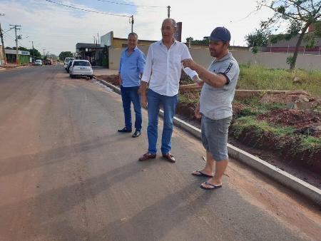 Prefeito Hélio Peluffo vistoria obras em Ponta Porã