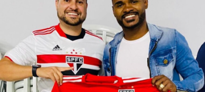 Nikão posa com camisa do São Paulo em meio a negociações com Tricolor