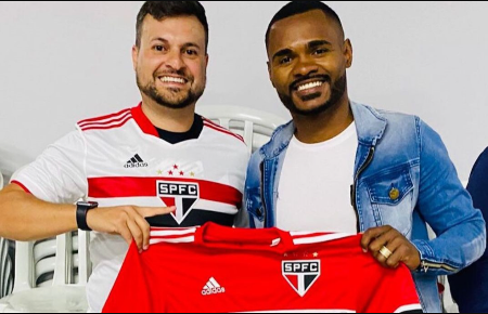Nikão posa com camisa do São Paulo em meio a negociações com Tricolor