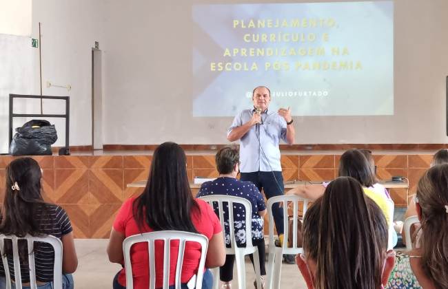 Prefeitura de Caracol ofereceu formação e palestra para servidores da educação com o professor Júlio Furtado