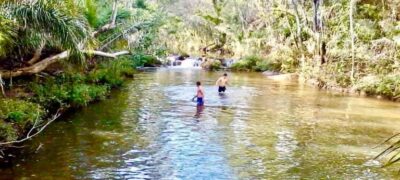 Com calor de 40° C, banhistas aproveitam o carnaval para visitarem o córrego Guaviral