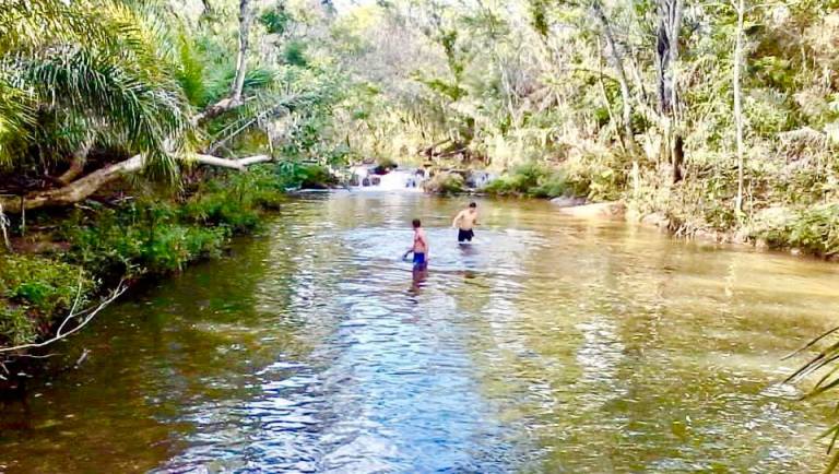 Com calor de 40° C, banhistas aproveitam o carnaval para visitarem o córrego Guaviral