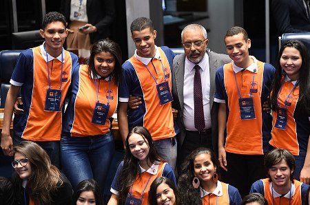 Senadores comemoram volta do programa Jovem Senador