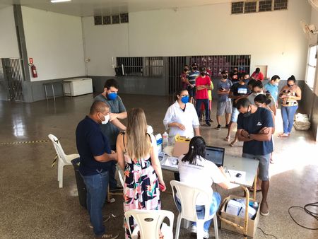 Secretaria de Saúde leve vacinação à sede de associação para aplicar 3ª dose em trabalhadores da JBS da unidade Sidrolândia
