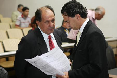 Teixeira apresenta indicação pedindo melhorias em ruas da Capital