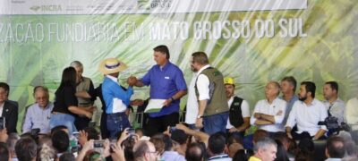 Bolsonaro entrega 2.600 títulos de terras em MS