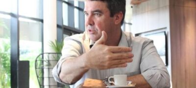 Correndo por fora, Eduardo Riedel continua crescendo nas pesquisas
