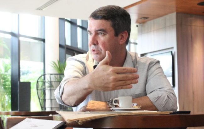 Correndo por fora, Eduardo Riedel continua crescendo nas pesquisas
