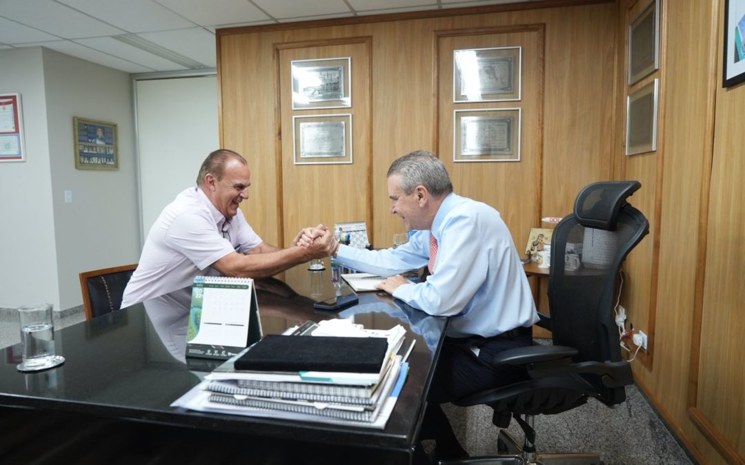 Deputado Paulo Corrêa solicita quadra coberta em escola de Caracol