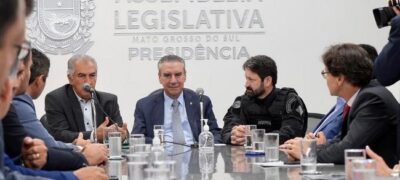 Após intensa articulação, Paulo Corrêa recebe de Reinaldo Azambuja projeto que regulamenta a Polícia Penal