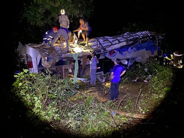 Ônibus que saiu de MS cai em ribanceira e mata 10 pessoas no Paraná