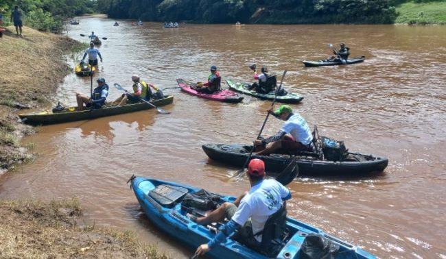 Força-tarefa com PMA e “caiaqueiros” retira 500 kg de lixo do rio Apa