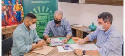 Antônio João celebra 58 anos com assinatura de ordens de serviço e entrega de ônibus