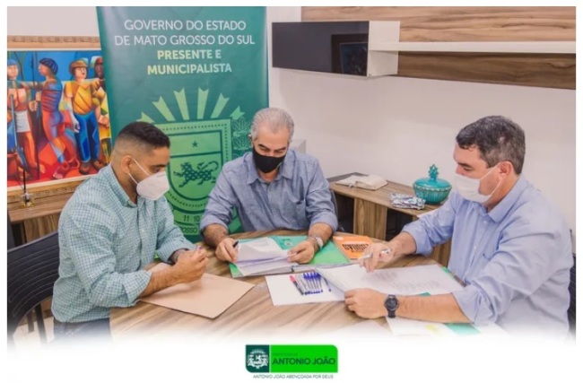 Antônio João celebra 58 anos com assinatura de ordens de serviço e entrega de ônibus