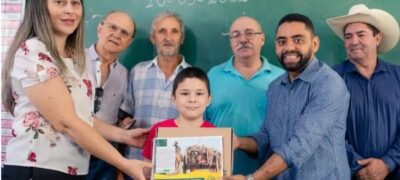 Prefeito Marcelo Pé entrega kits escolares para alunos de Antônio João