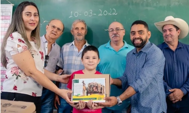 Prefeito Marcelo Pé entrega kits escolares para alunos de Antônio João