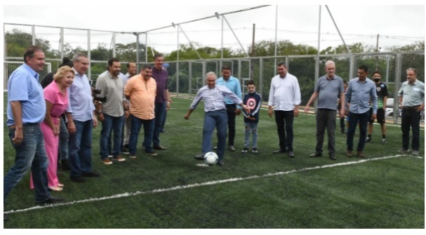 Reinaldo Azambuja entrega primeira arena esportiva do MS Bom de Bola no interior