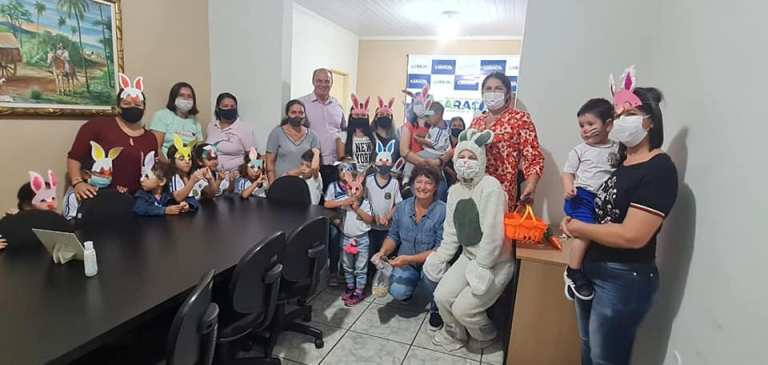 Alunos do CEIM Hermito Benigno de Souza realizaram visita surpresa ao prefeito e primeira-dama de Caracol