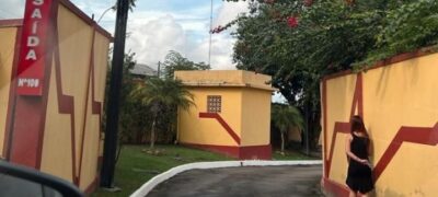 Esposa de pastor descobre que foi chifrada com obreira e arma emboscada em motel