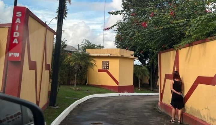 Esposa de pastor descobre que foi chifrada com obreira e arma emboscada em motel