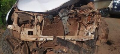 Em Bela Vista caminhonete Hilux parado é atingida por carreta