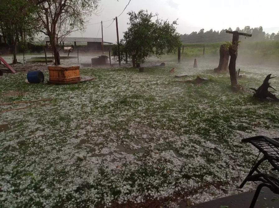 VÍDEO: Temporal com granizo destelha casas e arrasa plantações na região sul de MS