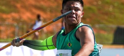 Presente em comunidades indígenas, Governo do Estado oferece treinamento esportivo nas escolas