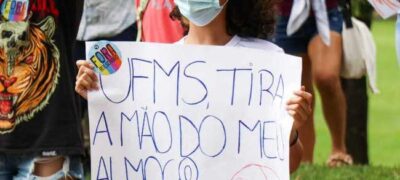 Acadêmicos fazem manifestação contra reajuste nos preços do restaurante da UFMS