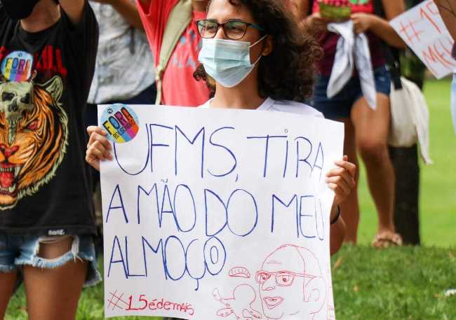 Acadêmicos fazem manifestação contra reajuste nos preços do restaurante da UFMS