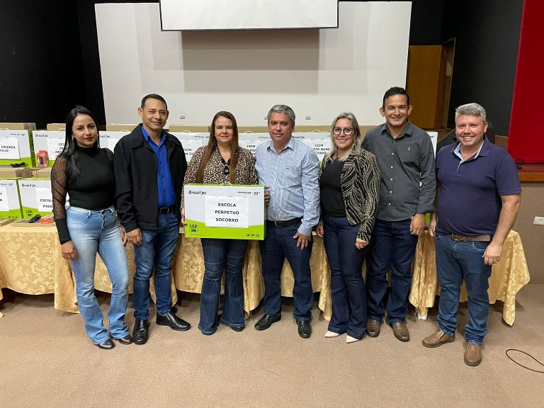 Bela Vista: Prefeito entrega computadores novos para Escolas e  CEIM’S