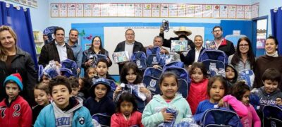 Estudantes da Rede Municipal de Ensino estão recebendo uniformes e mochilas da Prefeitura de Amambai