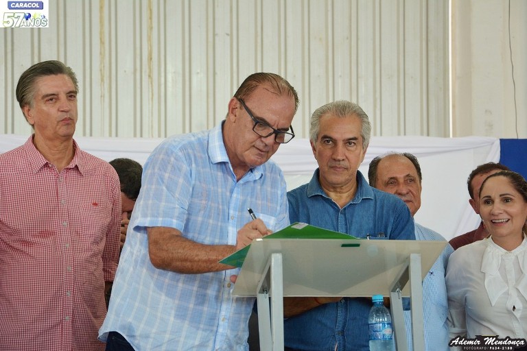 Prefeito Neco acompanhado do governador assina ordem de serviço e entrega obras no aniversário de Caracol