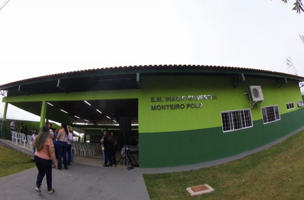 Neco e Reinaldo inauguram obra de reconstrução da Escola Inácio Silvestre Monteiro