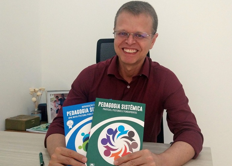 Escritor que vendeu mais de 2 mil exemplares lança novo livro